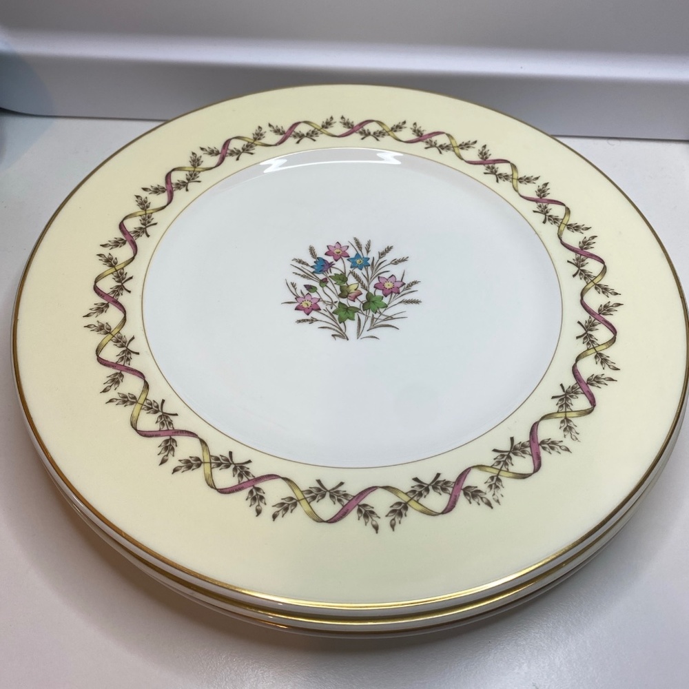 Set Of 4 Wedgwood Sandringham 10 5/8" DINNER PLATE Pink and Yellow Ribbon W3510